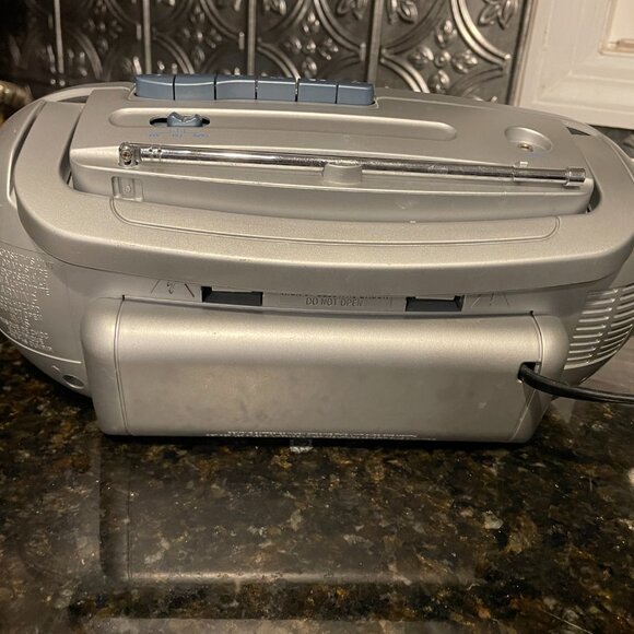 RCA RP7702S Portable Cassette Recorder Player AM/FM Radio - Picture 5 of 5